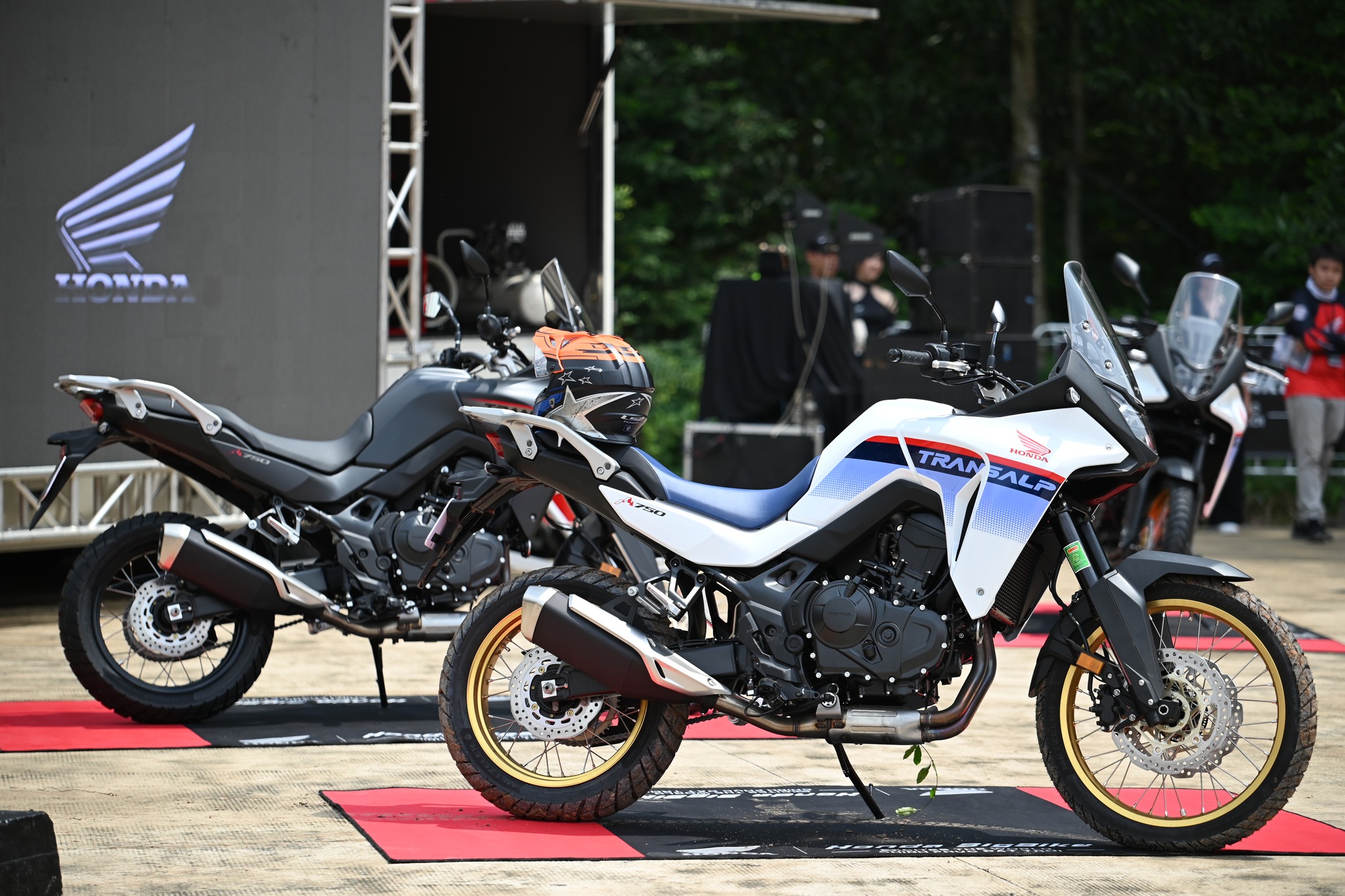 Honda chính thức ra mắt xe TRANSALP XL750 với 2 màu sắc.